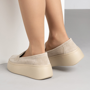 Изискани бежови дамски мокасини от естествен велур с дебела подметка