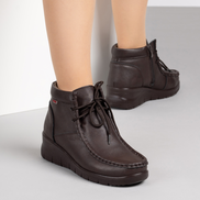 Кафяви дамски боти от естествена кожа с връзки и цип и олекотена подметка