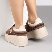 Кафяви дамски велурени кецове с лека платформа и елегантен златист детайл