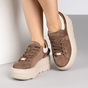 Кафяви дамски велурени кецове с лека платформа и елегантен златист детайл