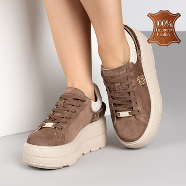 Кафяви дамски велурени кецове с лека платформа и елегантен златист детайл