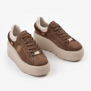 Кафяви дамски велурени кецове с лека платформа и елегантен златист детайл