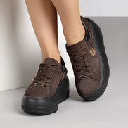 Кафяви дамски кецове от естествен велур с олекотена платформа и златист акцент