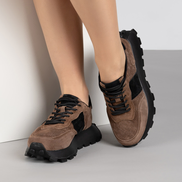 Кафяви дамски кецове от естествена кожа с перфорация и черен акцент – дебела подметка