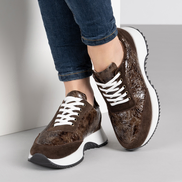 Кафяви дамски маратонки от естествена кожа с модерен принт и стабилна подметка