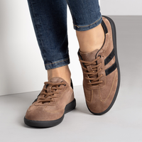 Кафяви дамски ниски кецове от естествена кожа с черни детайли