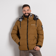 Кафяво мъжко ватирано яке с качулка и декоративни детайли – модерно, удобно и топло за зимата