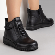 Леки дамски боти в черно с комфортна подметка