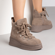 Модерни дамски боти от естествена велур в бежово