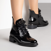 Модерни лакирани дамски боти в черно с висулка