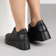 Модерни черни дамски обувки от естествена кожа с релефна текстура и олекотена платформа