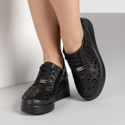 Модерни черни дамски обувки от естествена кожа с релефна текстура и олекотена платформа