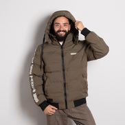 Мъжко ватирано яке с качулка в каки цвят – модерен зимен модел с надписи и топла подплата