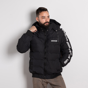 Мъжко ватирано яке с качулка в черен цвят – модерен зимен модел с надписи и топла подплата
