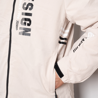 Мъжко светло ватирано яке с качулка и надпис – модерно зимно яке в бежов цвят с топла подплата