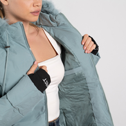 Светлозелено дамско късо ватирано зимно яке с махаща се качулка и връзки – модел Sдо2XL