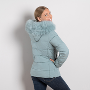 Светлозелено дамско късо ватирано зимно яке с махаща се качулка и връзки – модел Sдо2XL