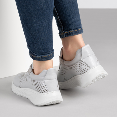 Сиви дамски кожени маратонки с перфорация и шита олекотена подметка