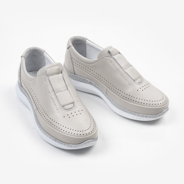 Сиви дамски кожени обувки с декоративна перфорация и ортопедично ходило
