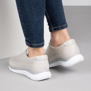 Сиви дамски кожени обувки с декоративна перфорация и ортопедично ходило