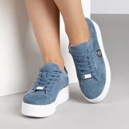 Сини дамски обувки от естествена кожа с бяла подметка и метална декорация