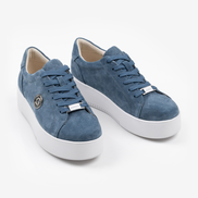 Сини дамски обувки от естествена кожа с бяла подметка и метална декорация