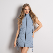 Синьо дамско ватирано елече със сваляща се качулка и модерна визия