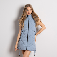 Синьо дамско ватирано елече със сваляща се качулка и модерна визия