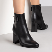 Стилни черни боти от еко кожа с ефектна катарама