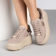 Тъмно бежови дамски велурени кецове с лека платформа и елегантен златист детайл