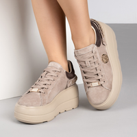 Тъмно бежови дамски велурени кецове с лека платформа и елегантен златист детайл