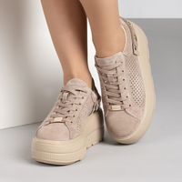 Тъмнобежови дамски кецове от естествен велур с перфорация на платформа