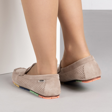 Тъмнобежови дамски мокасини с перфорация и стелка от естествена кожа