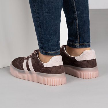 Тъмнокафяви дамски кецове от естествена кожа с декоративна перфорация и удобна подметка