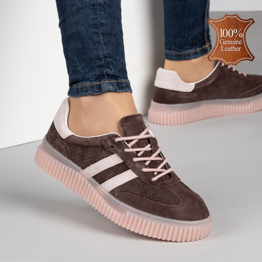 Тъмнокафяви дамски кецове от естествена кожа с декоративна перфорация и удобна подметка