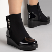 Черни боти на платформа от еко велур и лак на олекотено ходило с декоративна сребърна висулка