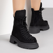 Черни дамски боти от велур с модерен дизайн и комфортно ходило