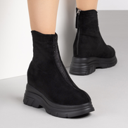 Черни дамски боти от еко велур – модерна визия с удобна, стабилна подметка и практичен цип отзад