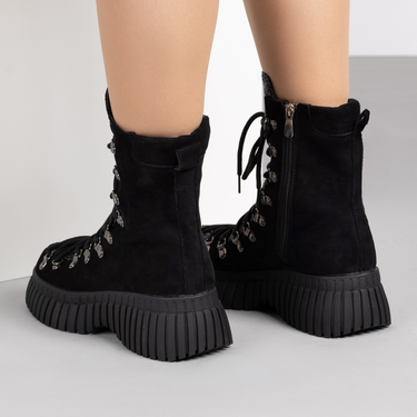Черни дамски боти с камъни и връзки – елегантен блясък за зимата