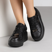 Черни дамски кецове от естествена кожа с олекотена платформа и сребрист детайл