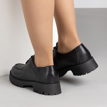 Черни дамски кожени обувки с връзки – ежедневен комфорт