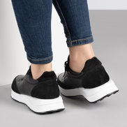 Черни дамски маратонки от естествена кожа с олекотена комфортна подметка и стилна визия