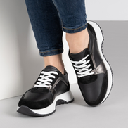 Черни дамски маратонки от естествена кожа със сребристи детайли и стабилна подметка