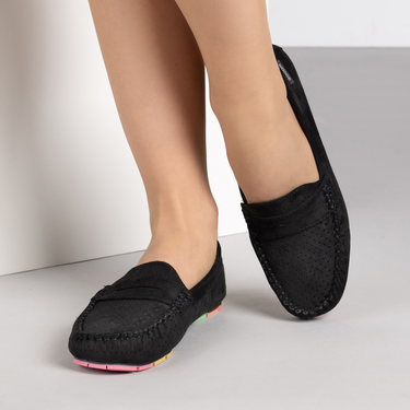 Черни дамски мокасини с перфорация и стелка от естествена кожа