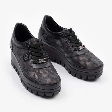 Черни дамски обувки от естествена кожа с графичен принт и олекотена платформа