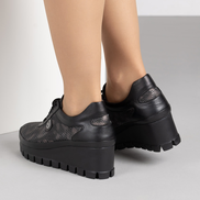 Черни дамски обувки от естествена кожа с графичен принт и олекотена платформа