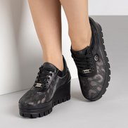 Черни дамски обувки от естествена кожа с графичен принт и олекотена платформа