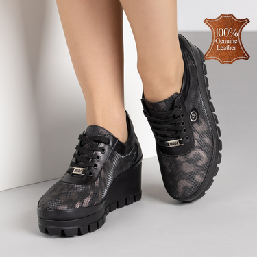 Черни дамски обувки от естествена кожа с графичен принт и олекотена платформа