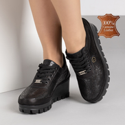 Черни дамски обувки от естествена кожа с орнаментален релеф и олекотена платформа