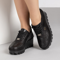 Черни дамски обувки от естествена кожа с орнаментален релеф и олекотена платформа